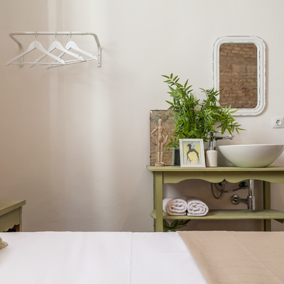 Dormitorio con lavabo incorporado