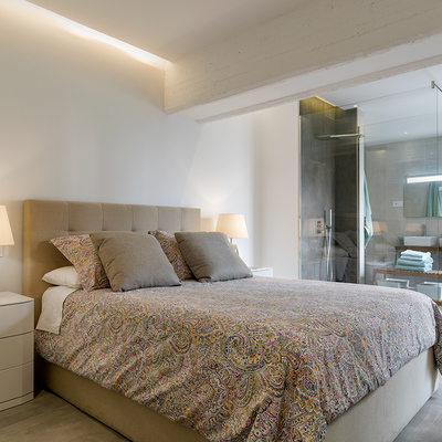 Dormitorio y baño