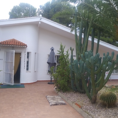 Restauración y pintado de fachada en vivienda unifamiliar