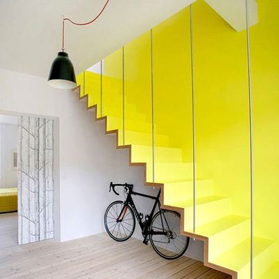 escalera amarilla como una escultura