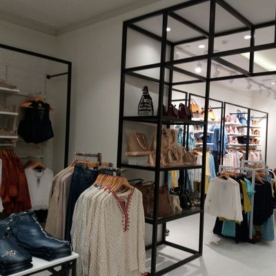 Estructura en acero negro de separación de ambientes