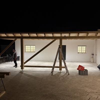 Construcción de porche de madera con instalación eléctrica
