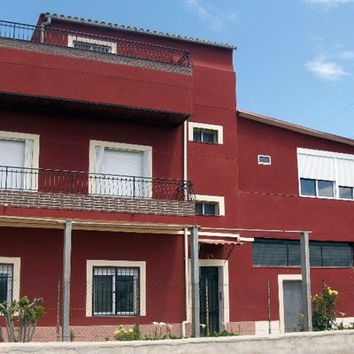 FACHADA EN MONOCAPA RASPADO COLOR ROJO