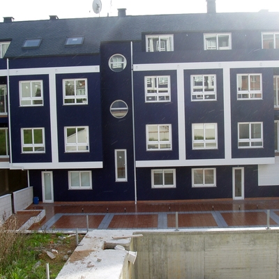 Fachada Posterior, terraza y piscina