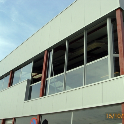 Fase cerramiento de fachada, carpinterías.