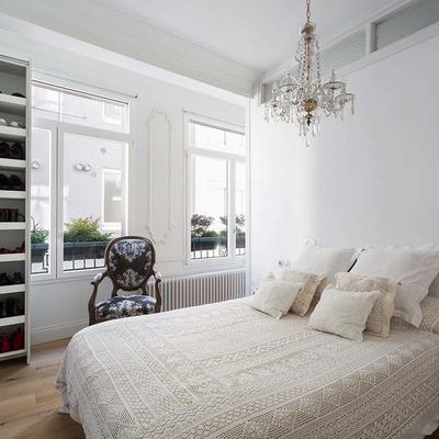 Habitación principal con zapatero abierto