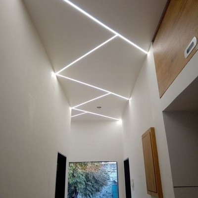 Iluminación lineal de techo.