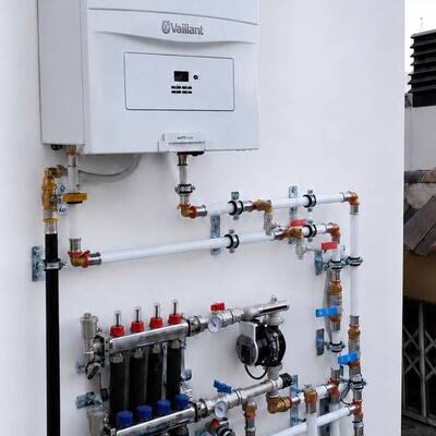 Instalación de caldera Vaillant, suelo radiante y sistema de filtración de agua en Valencia