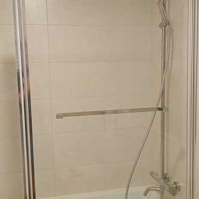 Instalación de mueble de baño, lavabo, grifería y columna de ducha