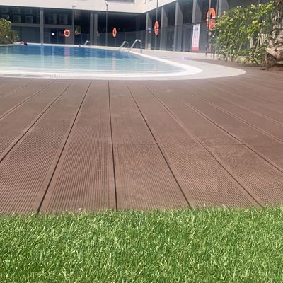 Instalación de tarima exterior composite alveolar en comunidad de vecinos