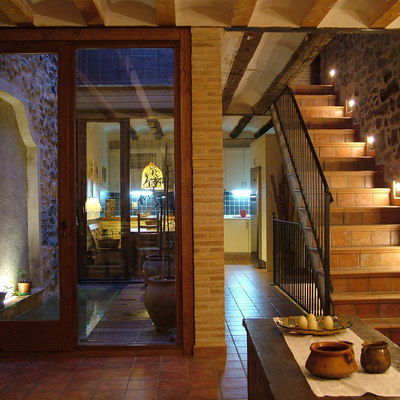 Habitatge unifamiliar entre mitgeres. Arnes