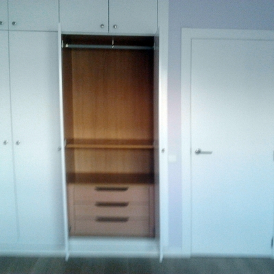 interior de armario y vista de puerta de paso lacada en blanco