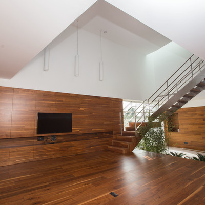 Interior salón con escalera volada