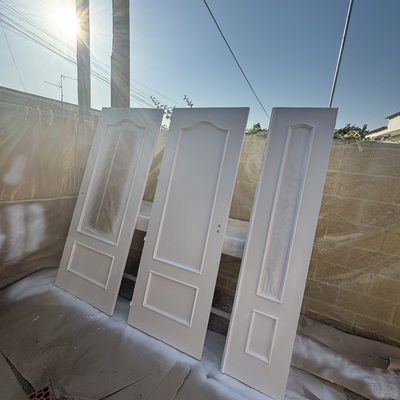 Lacado de puertas.