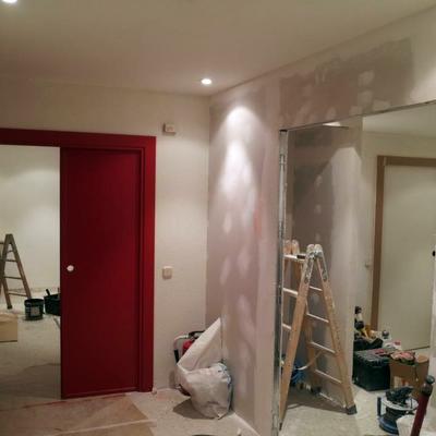 Lacado de Puertas,Molduras,Pintado de Techos e instalación de suelos Vinilicos Autoadhesivos