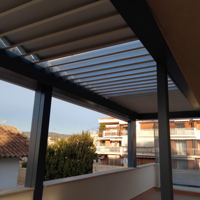 Pérgola bioclimática en terraza