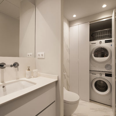 Lavandería oculta armario baño