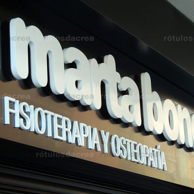 Rótulo corpóreo de PVC retroiluminado para la clínica Marta Bono, Valencia