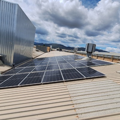 Inspección y limpieza de paneles solares en cubierta