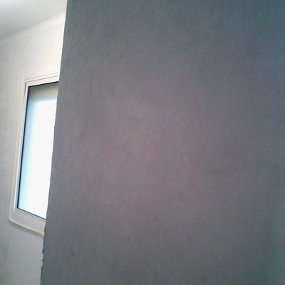 Habitación con las paredes ya sin gotelé y lisas para pintar