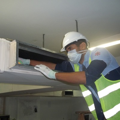 Mantenimiento preventivo  Aire acondicionado central en edificio.