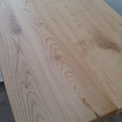Mesa madera de castaño y estructura pletina pintada blanco.