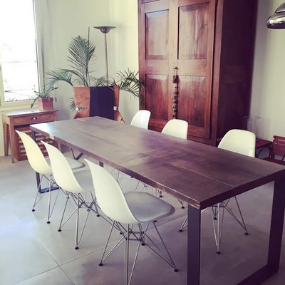 Mesa madera de jatova envejecida y estructura pletina de hierro.