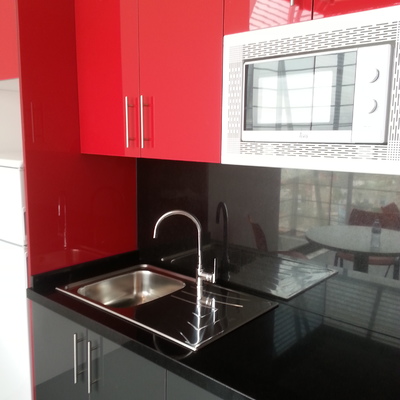 Microondas incorporado en mueble alto.