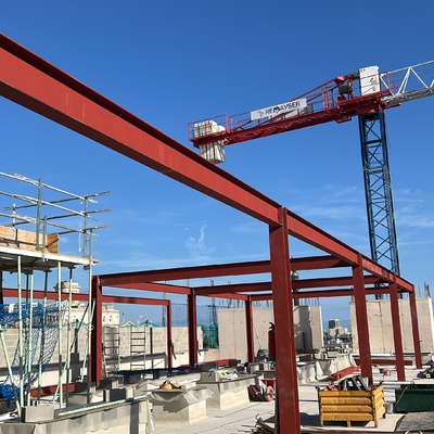Montaje de estructura metálica en cubierta en Barcelona