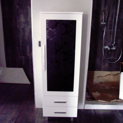 Mueble columna con crstal negro