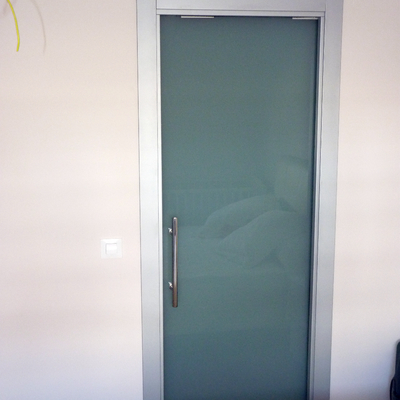 Puerta corredera de cristral acido