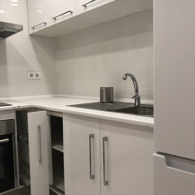 Mueble para los aceites y puerta corredera.