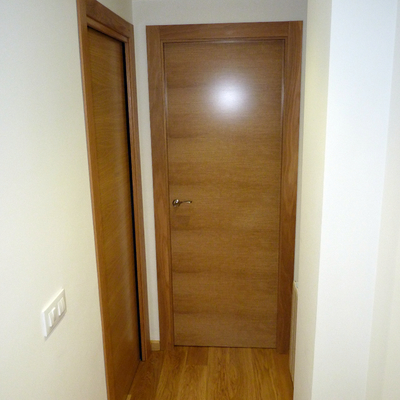Puerta corredera y abatible en roble