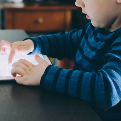 Niño con tablet