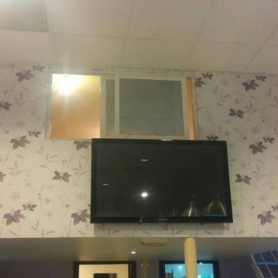 Pintura y colocación de papel decorativo