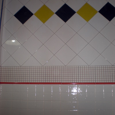 PARED CON AZULEJOS MULTICOLORES