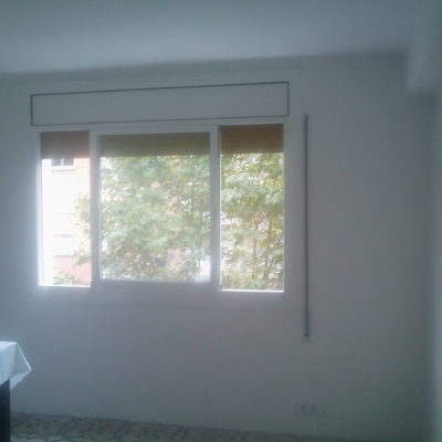 Parte de la ventana del salón ya tratada sin gotelé y pintada