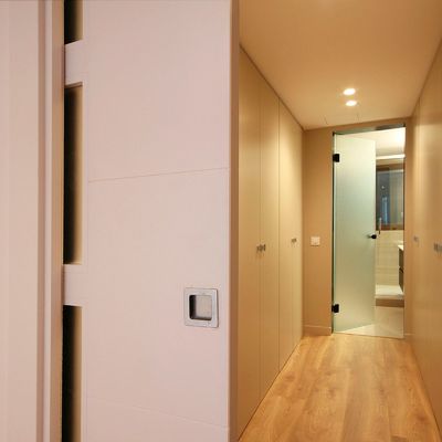 Pasillo de acceso al baño con vestidor integrado
