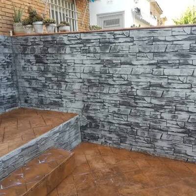 Patio completo — suelo impreso terracota + muro vertical piedra gris
