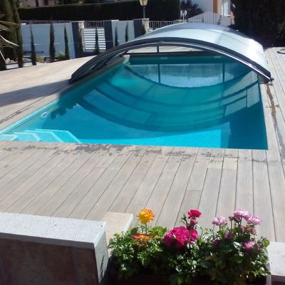 Piscina finalizada con terraza de madera
