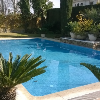 Piscina y jardín.