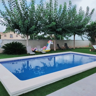 Piscina y jardín