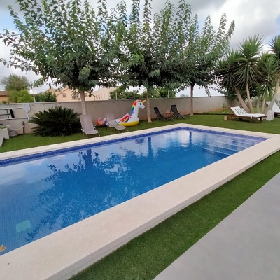 Piscina y jardín
