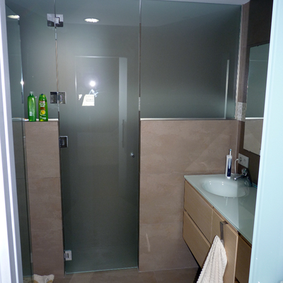 Baño principal con sanitarios independientes
