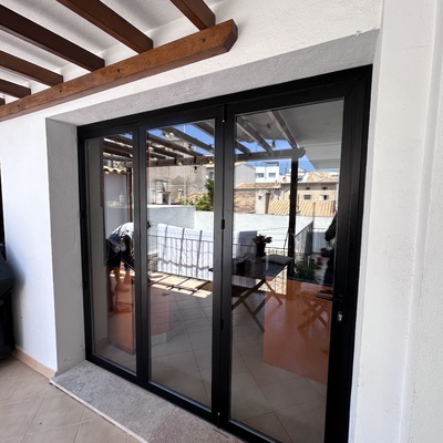 Puerta plegable de aluminio color negro mate