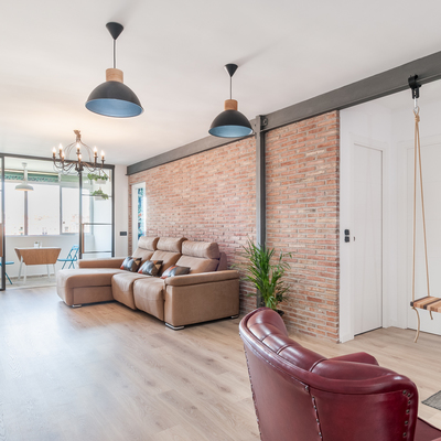 Una oficina en una casa moderna que no desentona