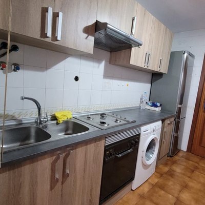Instalación de muebles de cocina y encimera.