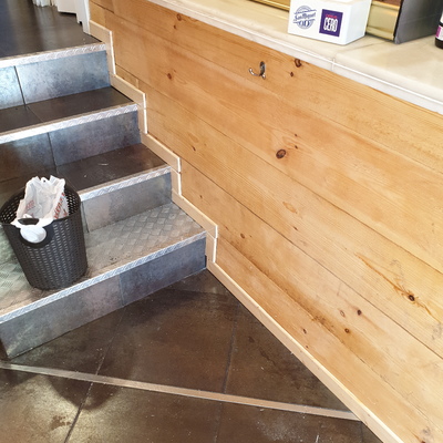 Rehabilitación de fachada de un bar, y de la barra
