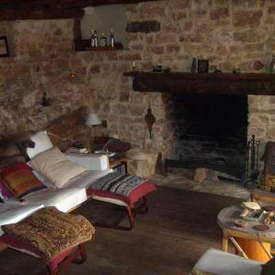 Salón con chimenea