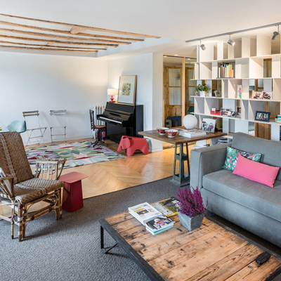 Salón con gran librería de obra